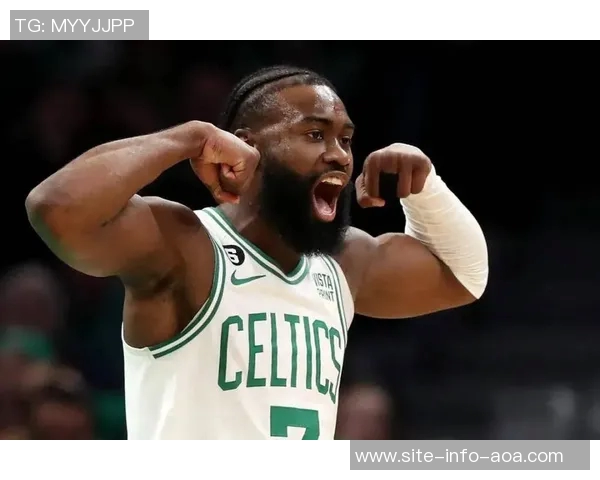 杰伦布朗表现平平18投9中贡献26分8篮板4助攻2抢断罚球命中率尚可